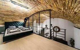 Spacious Loft In The Heart Of Downtown